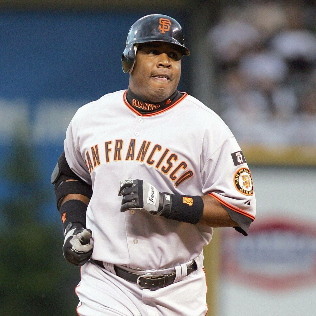 Barry Bonds running bases in San Francisco Giants uniform focused during baseball game wallpaper