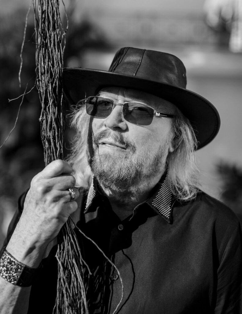 Black and white portrait of Bee Gees Barry Gibb wearing stylish hat and sunglasses wallpaper
