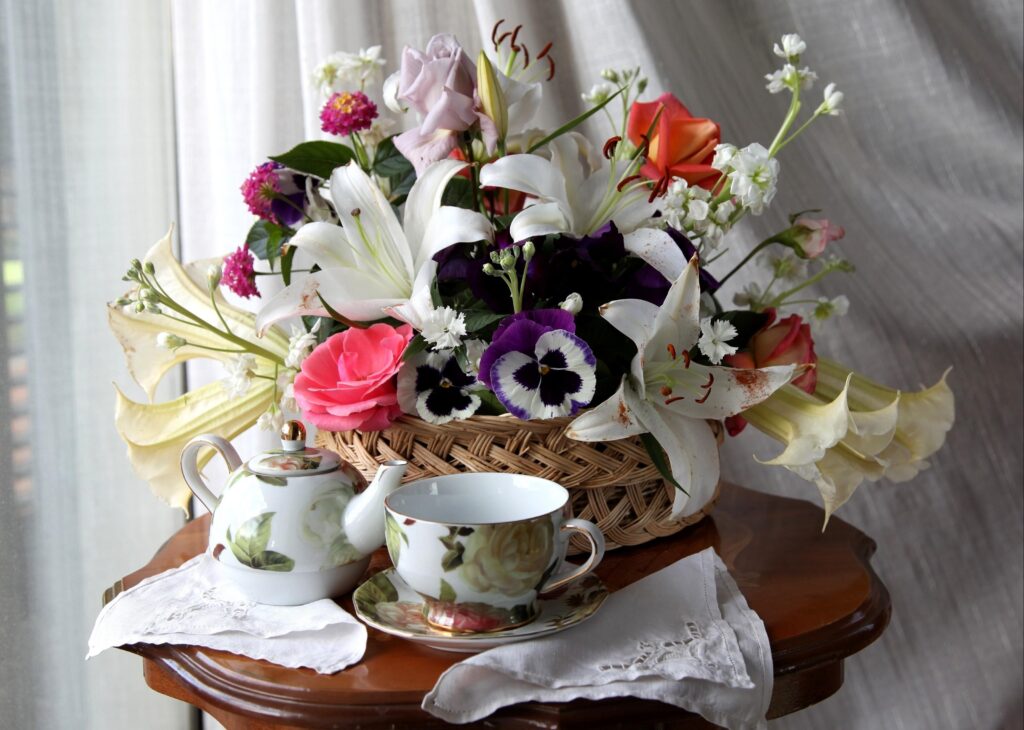 Elegant Floral Wallpaper: Woven Basket of Roses & Lilies on Table