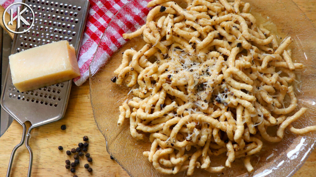 Cacio e Pepe: Classic Italian Dish with Fresh Noodles Wallpaper