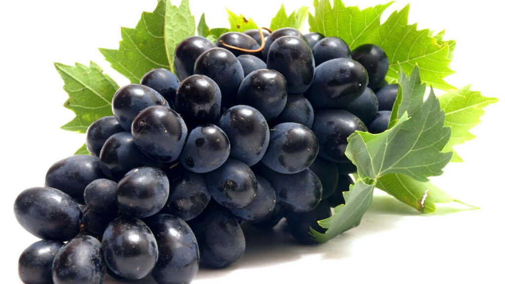 Vibrant Kyoho Grapes Close-Up Wallpaper: Rich Purple & Green Leaves