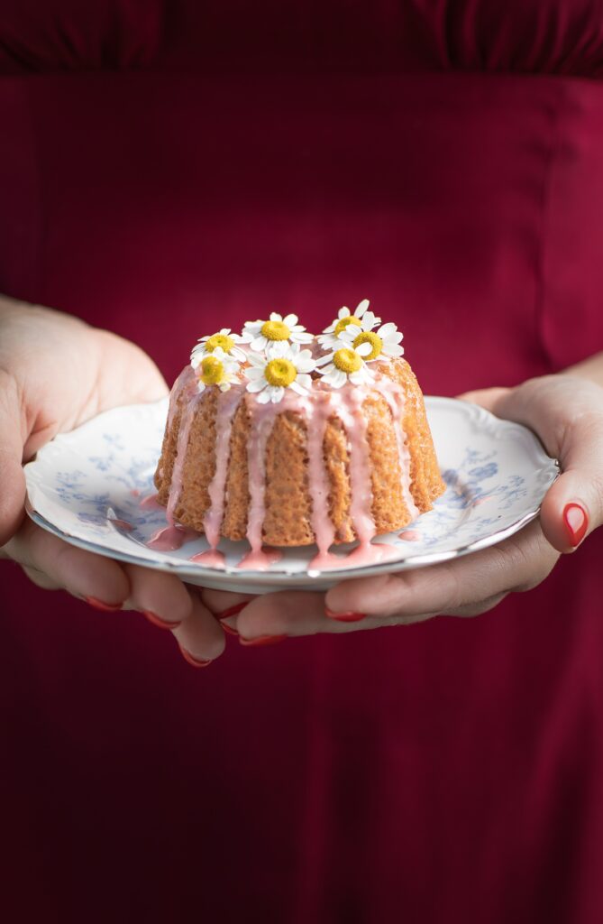 Elegant Dessert: Cake with Chamomile Flowers & Pink Icing Wallpaper