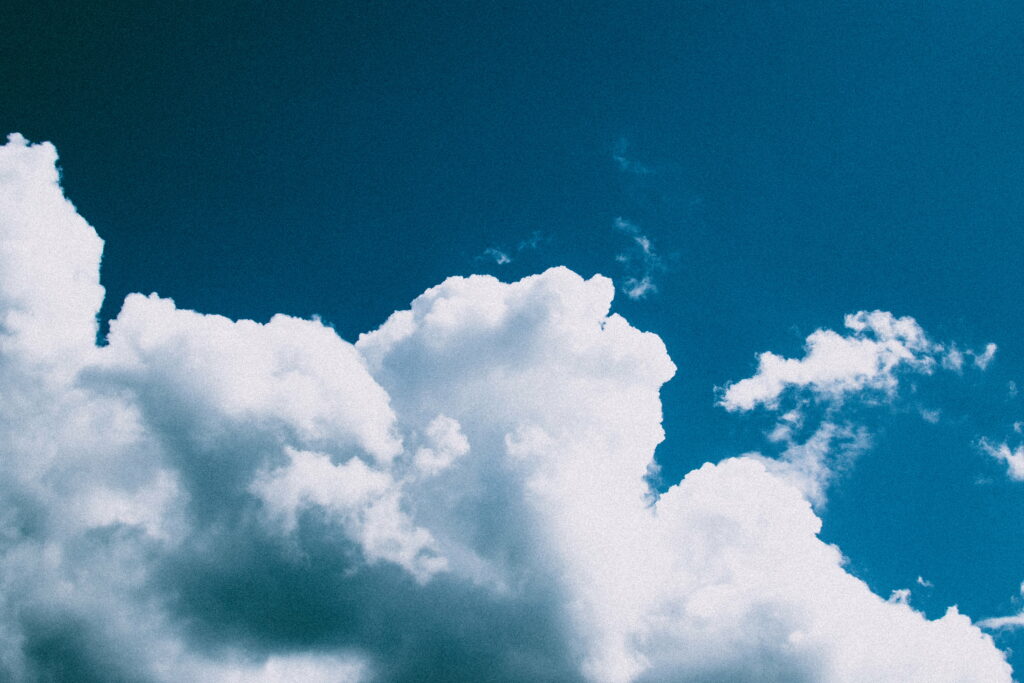 Stunning HD Sky Wallpaper: Fluffy Clouds & Vibrant Blue Background
