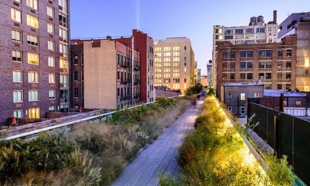 Peaceful Dusk at High Line: Urban Park Wallpaper Background