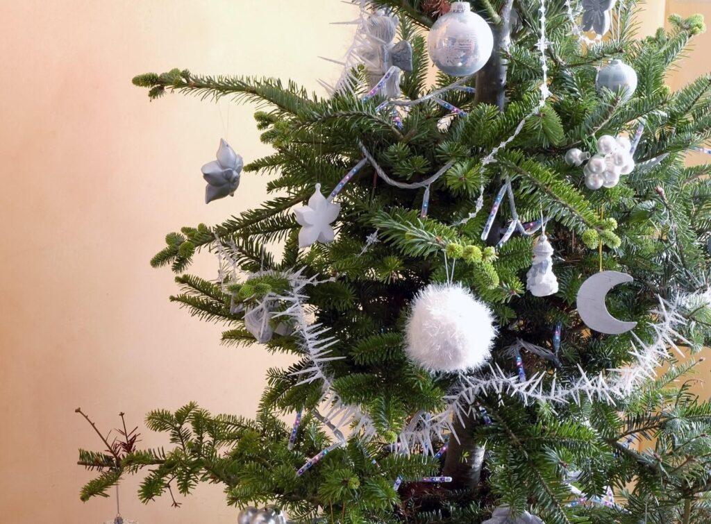 Festive Christmas Tree Wallpaper: Silver & White Holiday Cheer