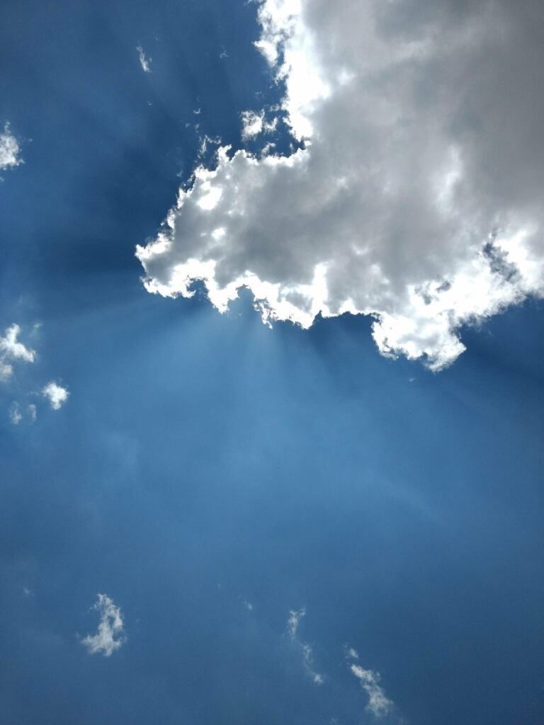Stunning HD Wallpaper: Beautiful Sky with Cloudy Sun Rays