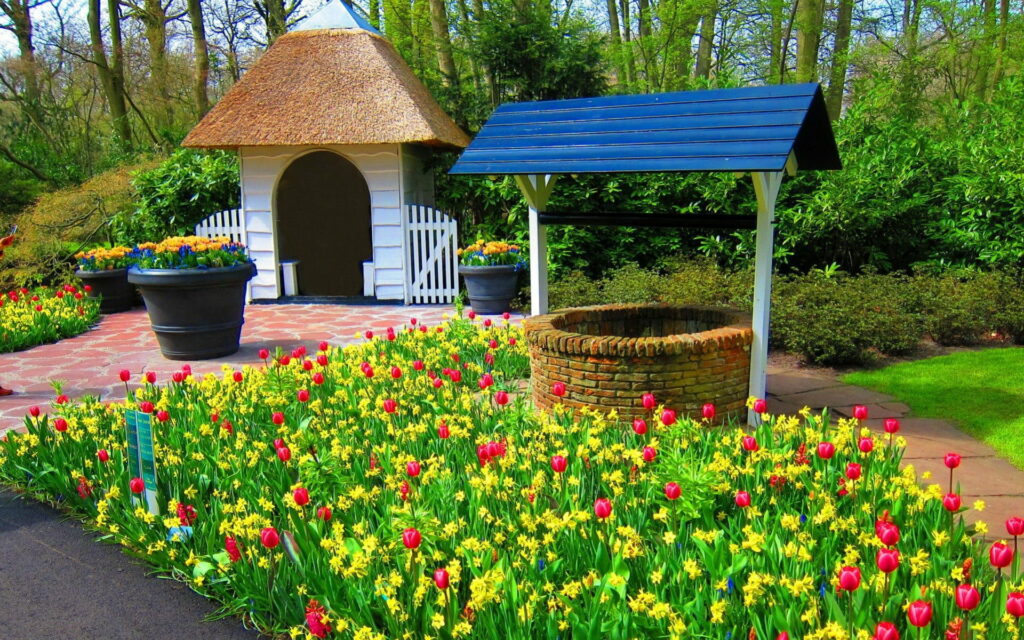 A Captivating Summer Retreat: Keukenhof Enchants with its Bountiful Holland Garden and Vibrant Tulip Display Wallpaper