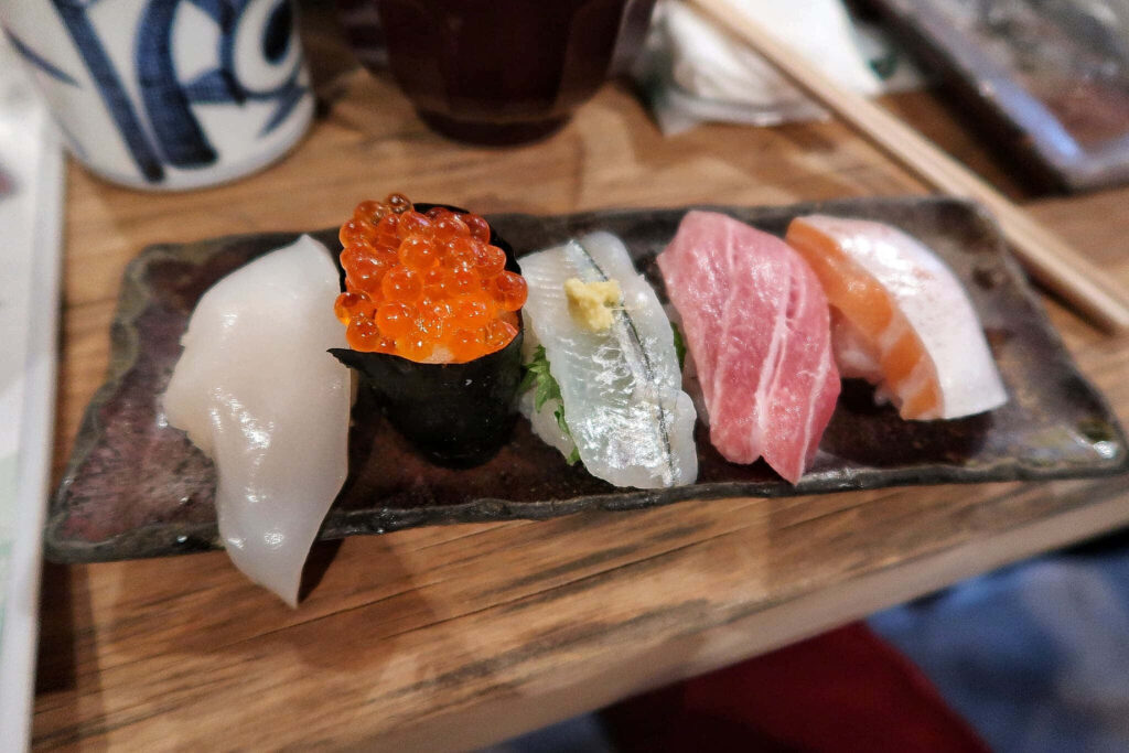 Artful Sushi Platter: Squid, Salmon Roe, Mackerel & Tuna Wallpaper