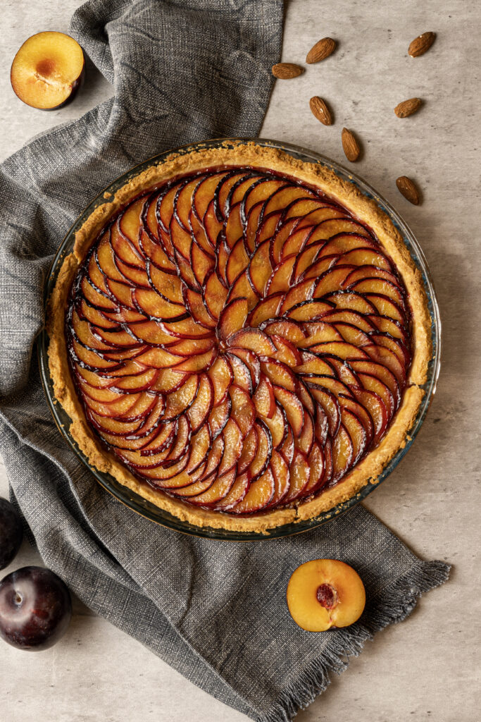 Elegant Plum Tart Wallpaper: Rich Crust & Glossy Topping Design