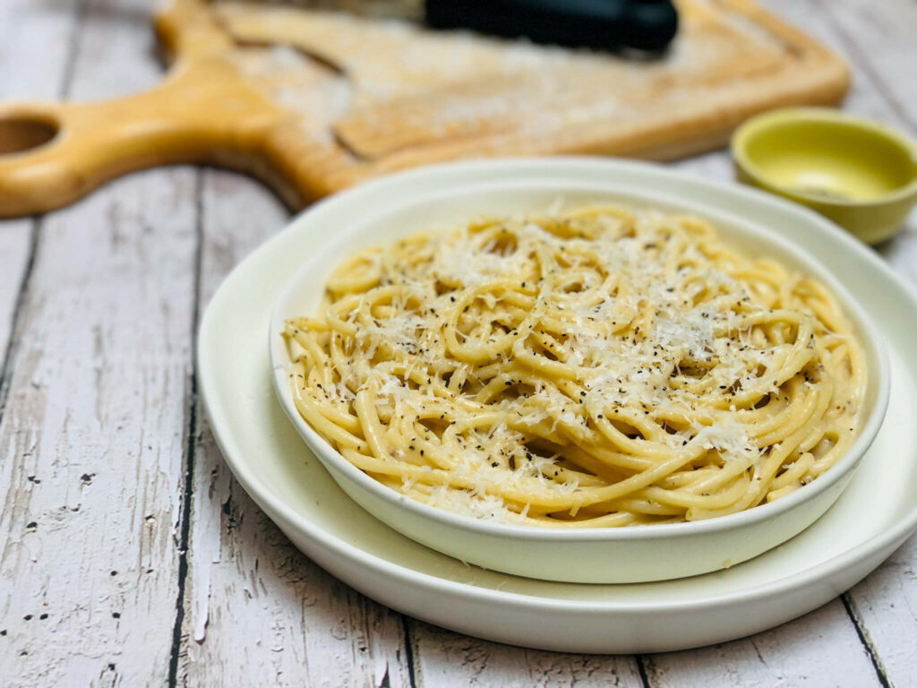 Stunning Cacio e Pepe: Creamy Pasta with Cheese & Pepper Wallpaper
