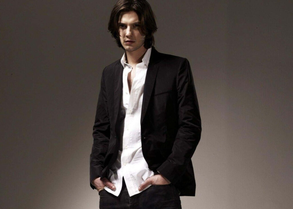 Ben Barnes minimalist wallpaper showcasing his charisma and sophisticated performer essence background