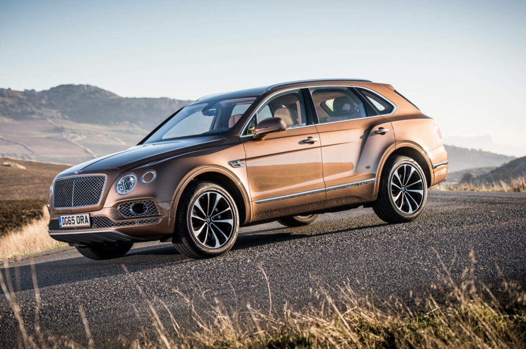 Luxury SUV - A Captivating Side View of the Bentley Bentayga Wallpaper