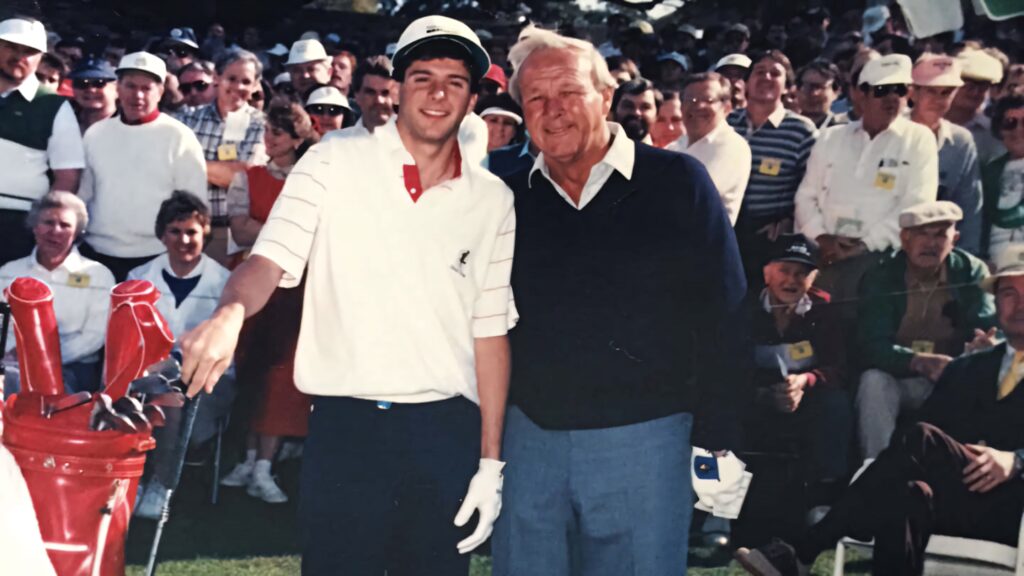Billy Andrade and Arnold Palmer on golf course with cheering crowd capturing historic golf moment Wallpaper