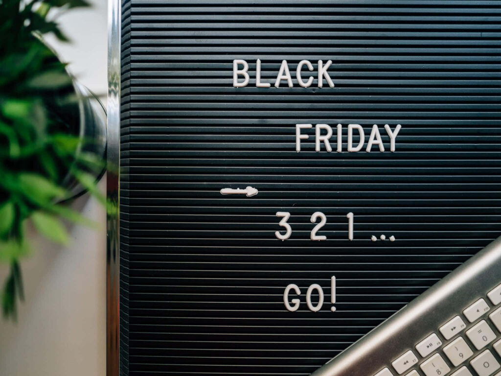 Letter board showing Black Friday 3 2 1 Go with keyboard hinting at online Black Friday sale excitement Wallpaper