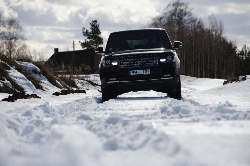 Black Range Rover SUV: Conquering Snowy Winter Landscapes Wallpaper
