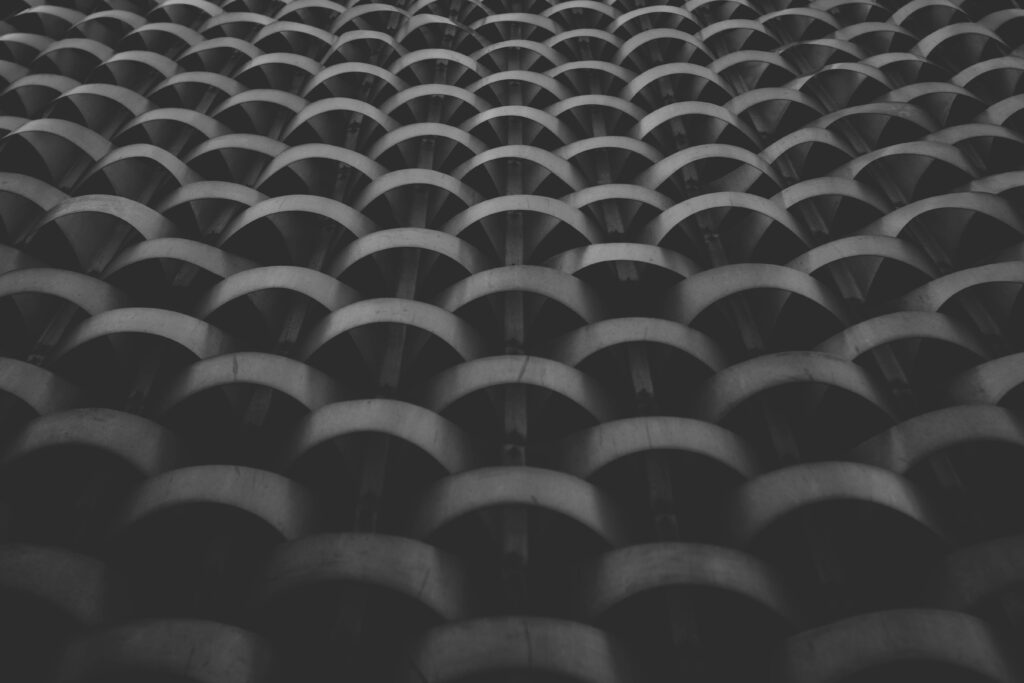 Symmetrical Black and White Abstract Wallpaper with Overlapping Arches