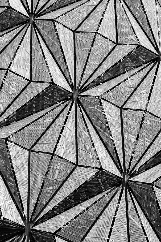 Dynamic Black and White Abstract Geometric Triangle Wallpaper
