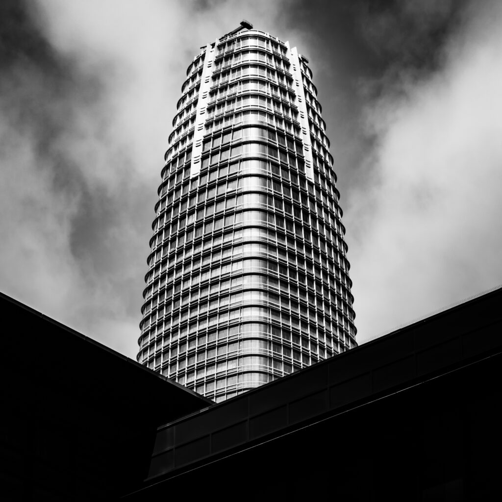 Striking Black and White Skyscraper Wallpaper: Dramatic Architecture