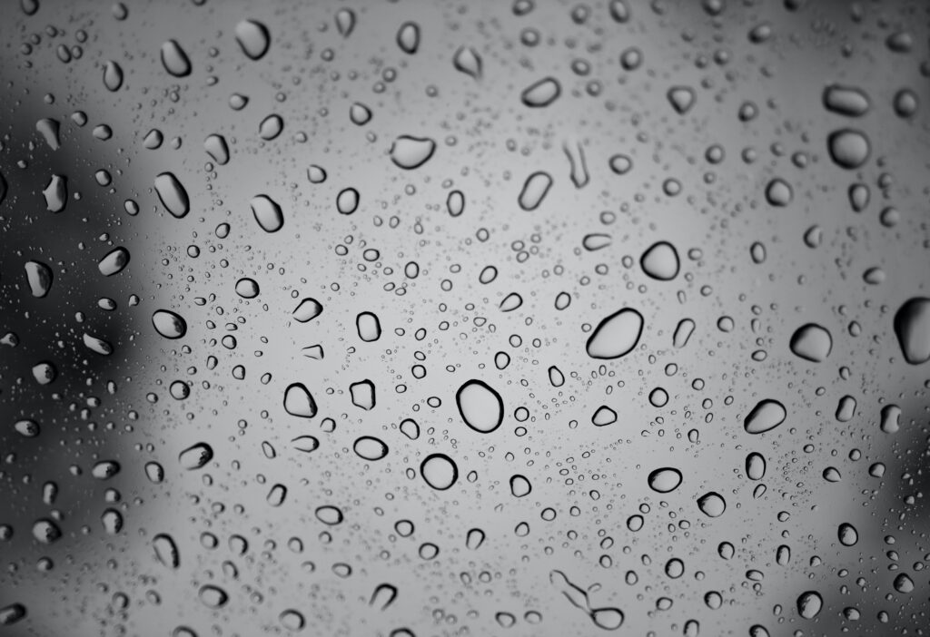 Mesmerizing Raindrop Pattern Wallpaper - Black and White Background