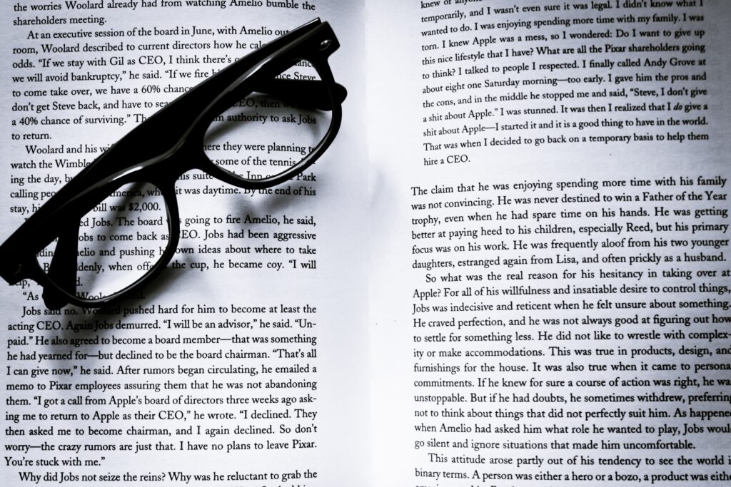 Elegant Black and White Wallpaper: Open Book and Glasses