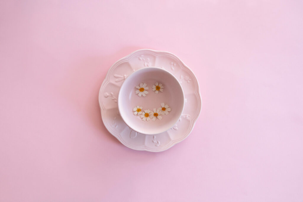 Flowers and Femininity: A Captivating Pink Aesthetic on a Delicate Table Wallpaper