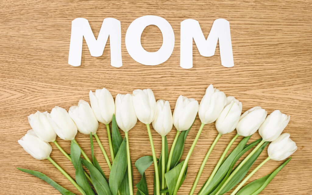 Blooming Love: Celebrating Motherhood with White Tulips - A Stunning QHD Wallpaper for Mom's Special Day