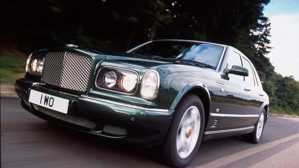 Majestic Blue Bentley Arnage Stands Tall Against Architectural Grandeur Wallpaper