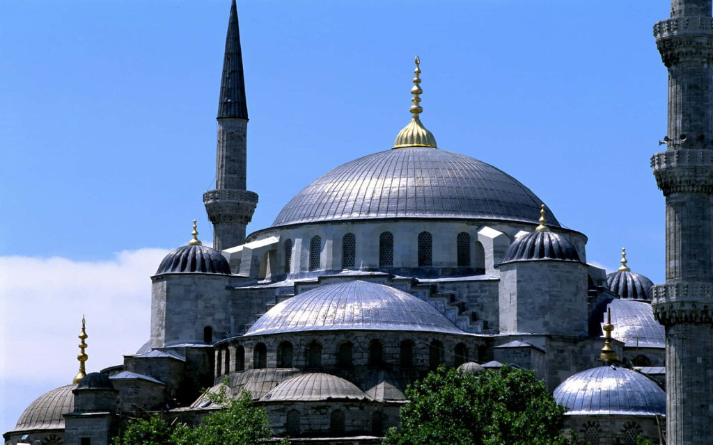 Blue Splendor: A Wallpaper of Sultan Ahmed Mosque's Shiny Domes