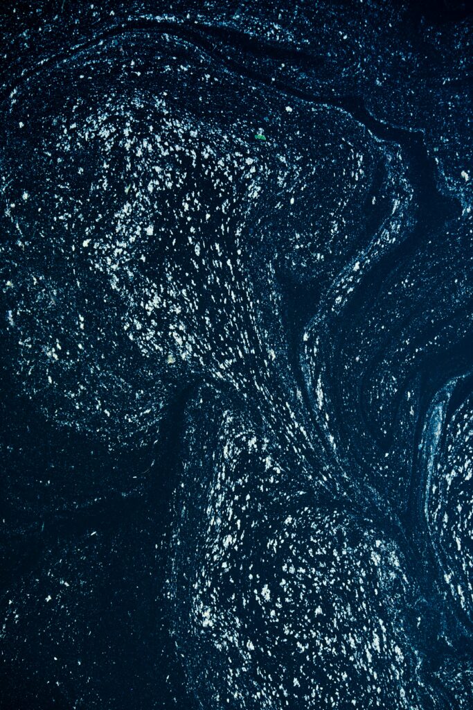 High-Res Abstract Liquid Paint Wallpaper in Shades of Blue