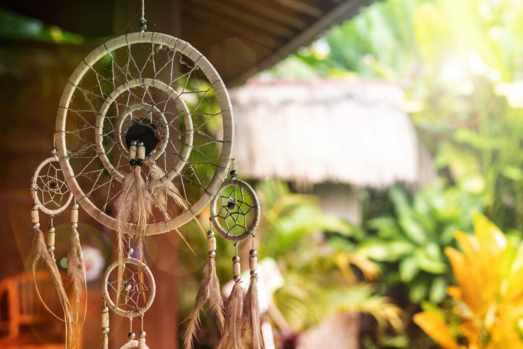 Blurred Elegance: Captivating Dreamcatcher Design in 4K Wallpaper