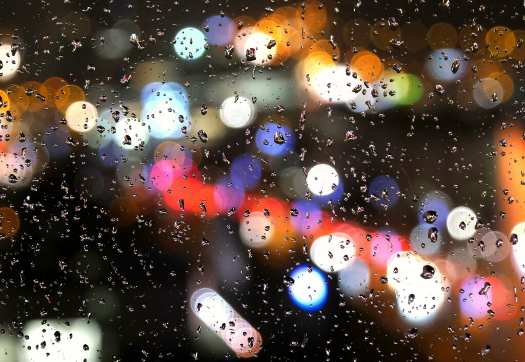 Misty Glass Symphony: A Vibrant 4K Wallpaper with Blurred Drops and Sprays