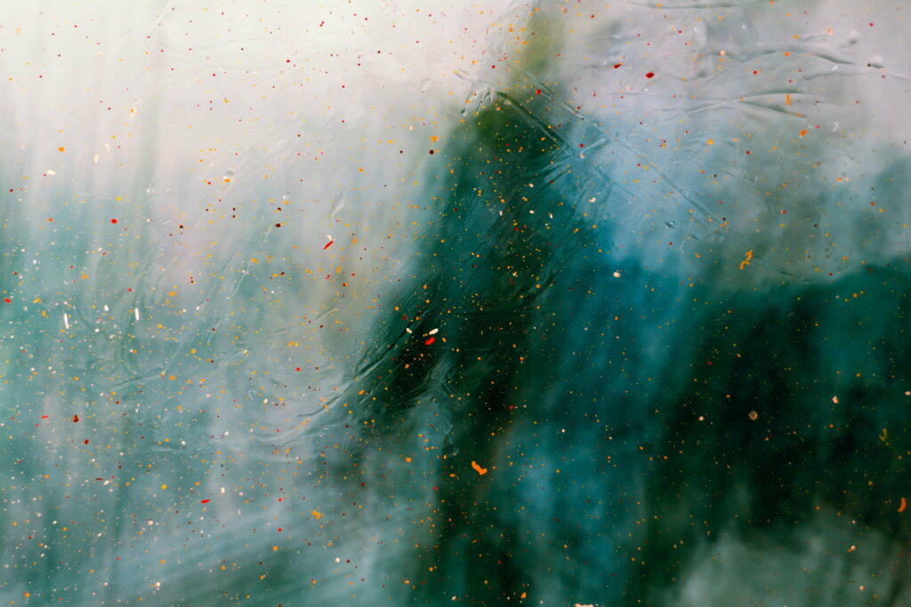 Fluid Splashes: Vibrant Paint Drops Create a Blurred Silhouette in Stunning 4K Wallpaper