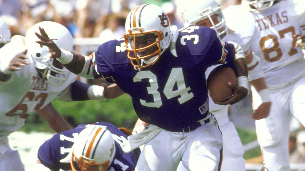 Bo Jackson Auburn football player dodging defenders powerful running style dynamic wallpaper
