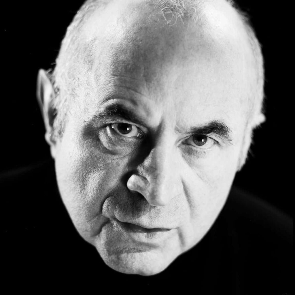 Black and white portrait of Bob Hoskins intense expressive look wallpaper background dramatic actor