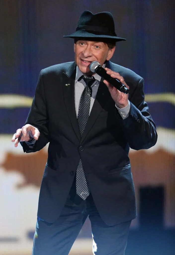 Bobby Caldwell live performance sharp suit classic hat singing on stage with microphone wallpaper