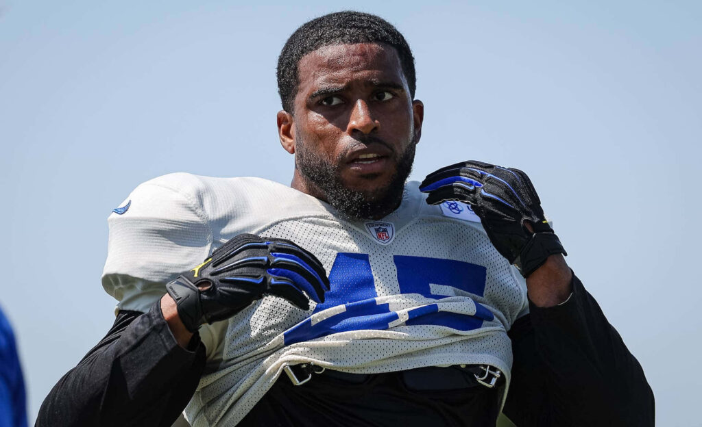 Bobby Wagner focused in football linebacker training wearing practice gear under clear sky Wallpaper