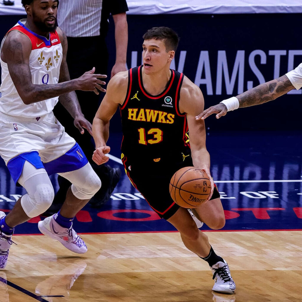 Bogdan Bogdanović Atlanta Hawks drives to basket intense basketball game dynamic wallpaper background