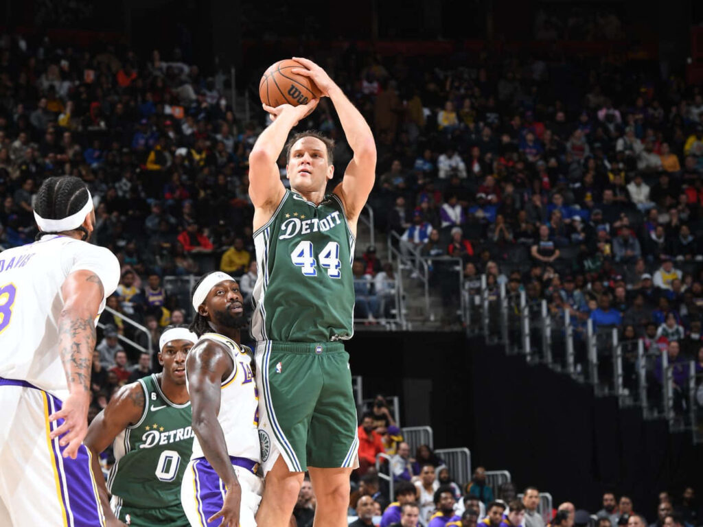 Bojan Bogdanović NBA Pistons fadeaway jump shot intense basketball game wallpaper background