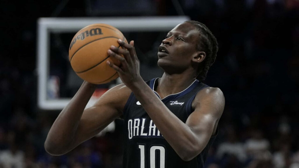 Bol Bol Orlando Magic shooting free throw in black jersey number 10 high resolution action shot Wallpaper