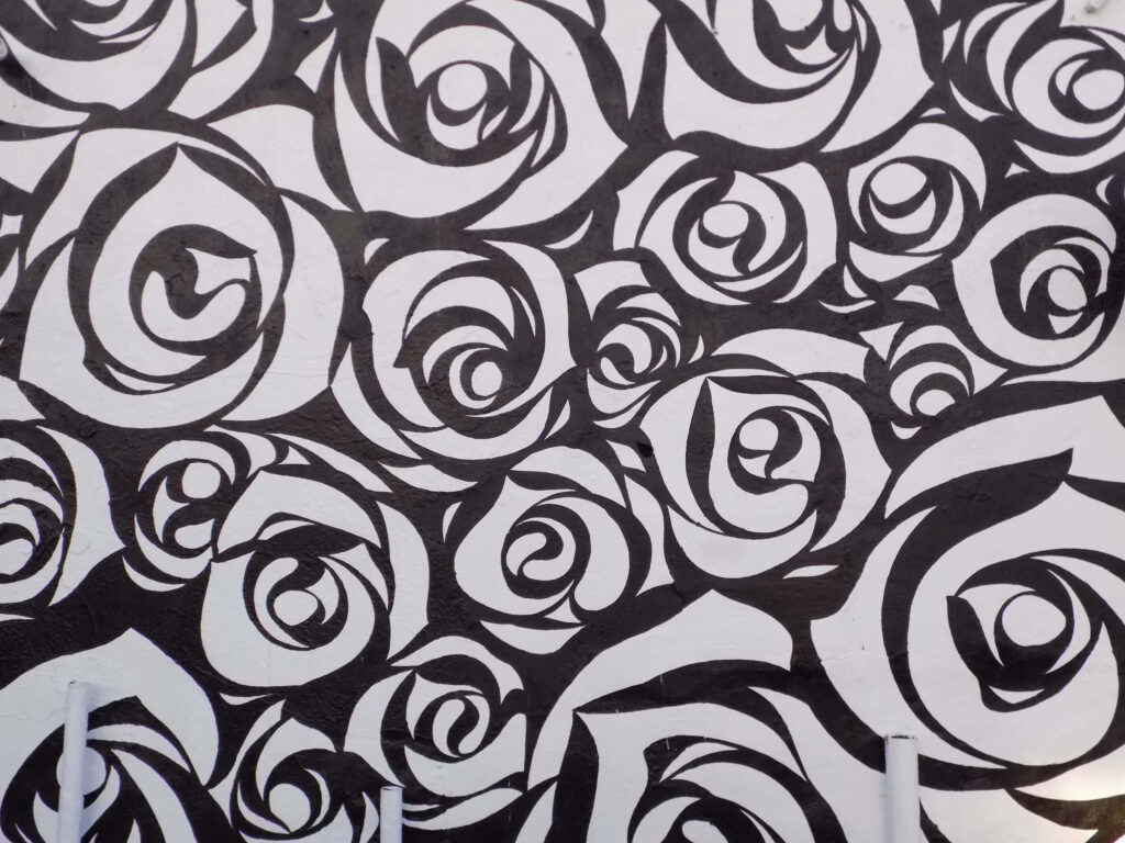 Intricate Black and White Floral Wallpaper: Bold Artistic Background