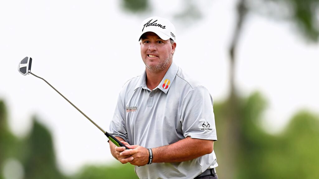 Boo Weekley awkward smile on golf course holding putter vibrant daylight sports wallpaper
