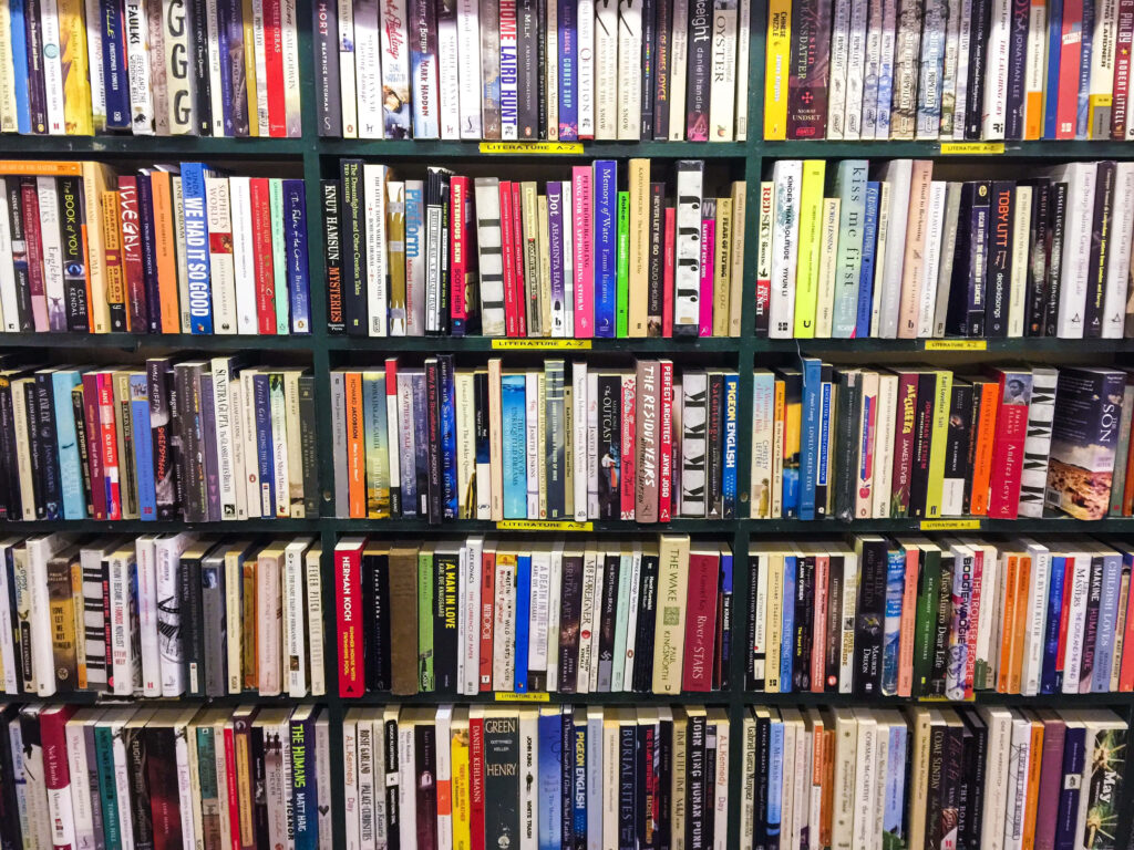 Immersive Home Library: A Captivating Bookshelf Oasis Wallpaper