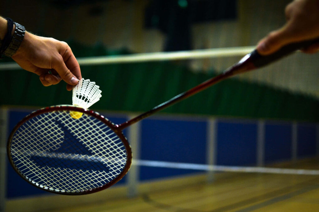 Badminton-Shuttlecock in Close up Court Background Wallpaper