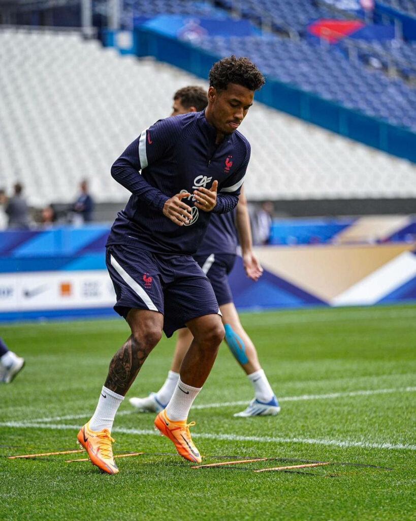 Boubacar Kamara training in France tracksuit on green pitch with stadium background wallpaper