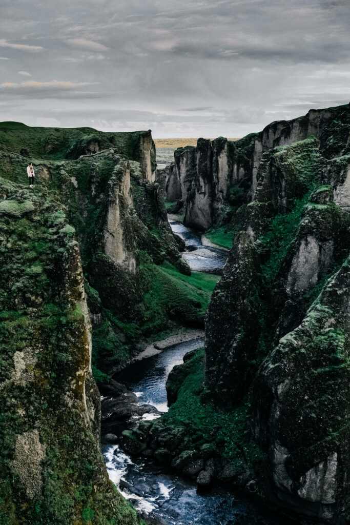 Stunning 4K Nature Wallpaper: River Through Rock Formations
