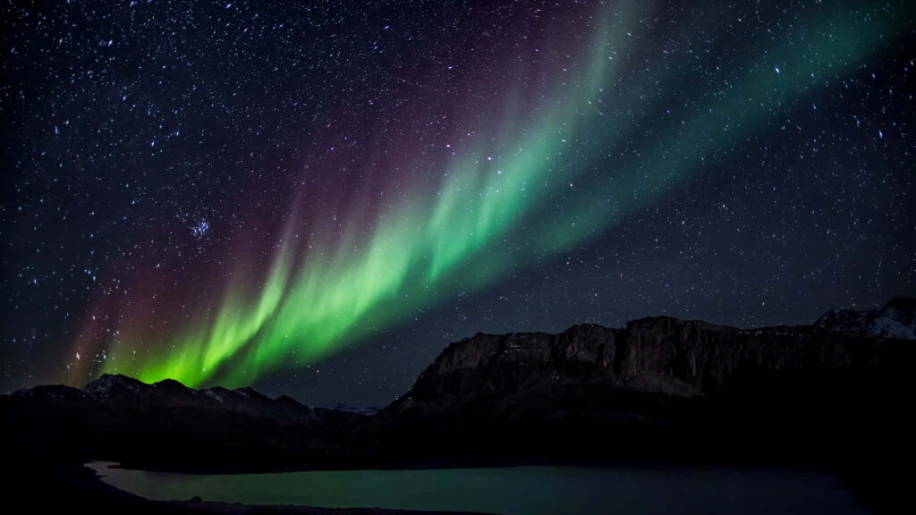 Stunning Aurora Borealis Wallpaper Over Serene Mountains & Water