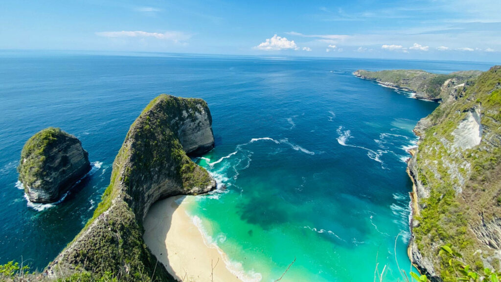 Bali Beach: Turquoise Waters & Lush Cliffs under Clear Sky Wallpaper