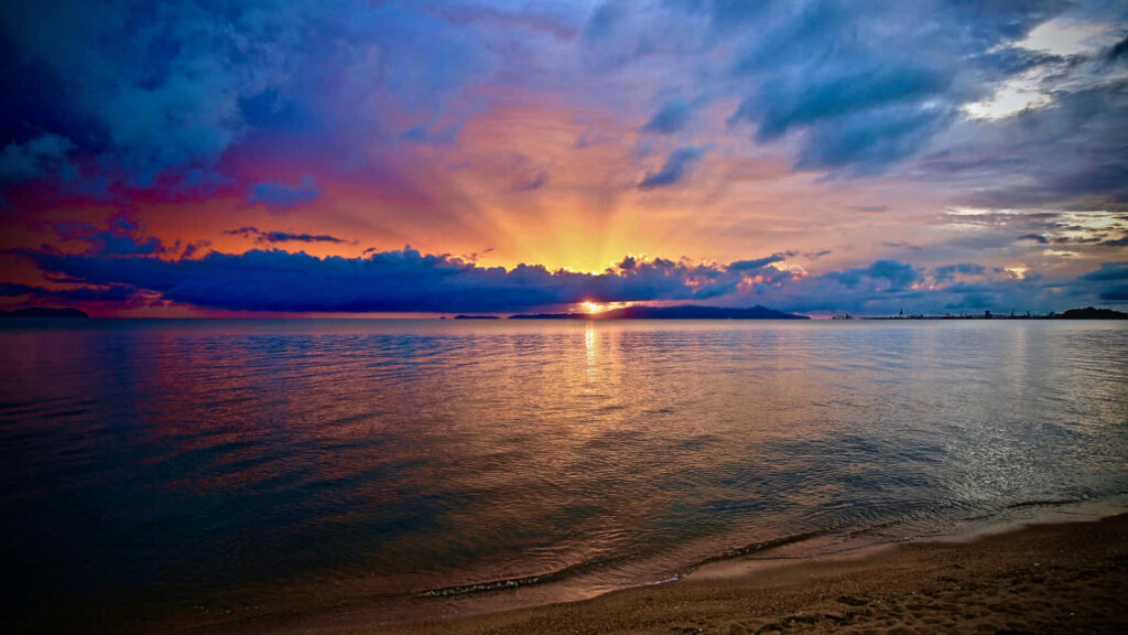 Breathtaking Beach Sunset Wallpaper: Serene Horizon Reflection