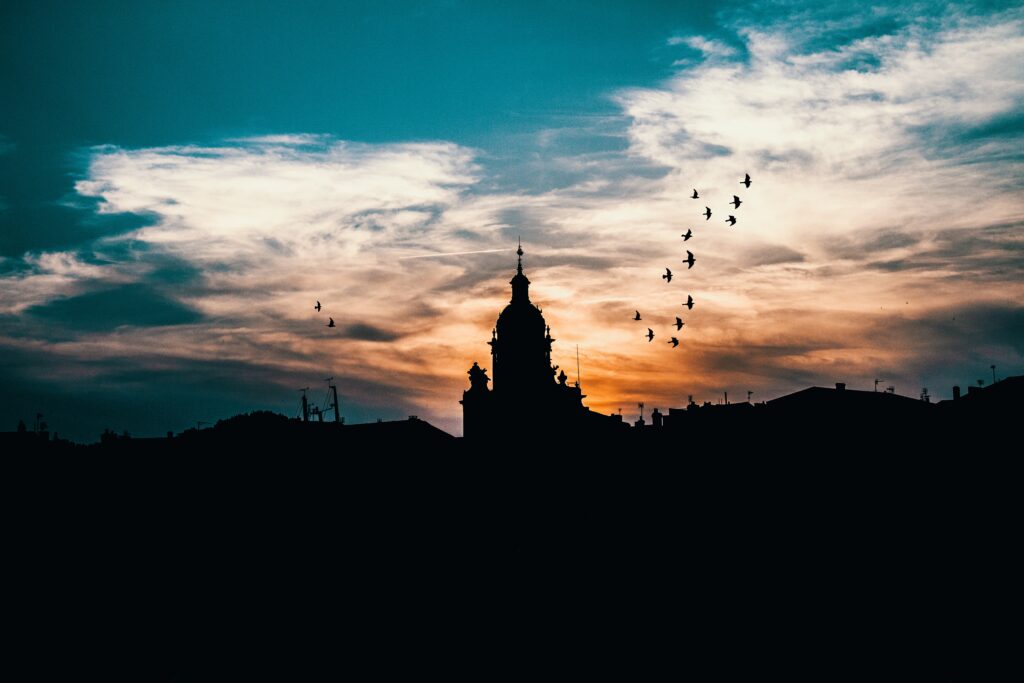 Stunning Wallpaper: Silhouette Building & Dramatic Evening Sky