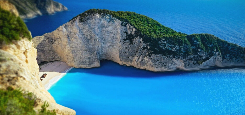 Breathtaking Coastal Wallpaper: Serene Beach & Lush Cliffs Background